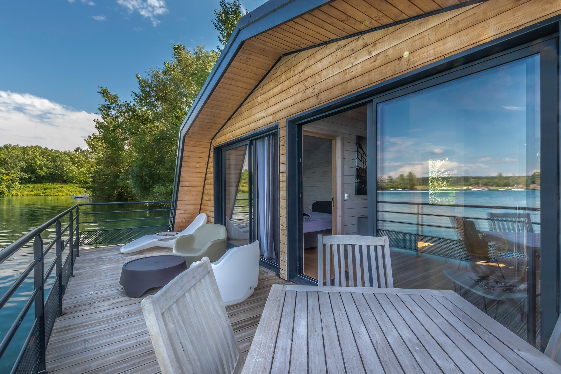 bordeaux lac baurech hebergement insolite gironde maison flottante
