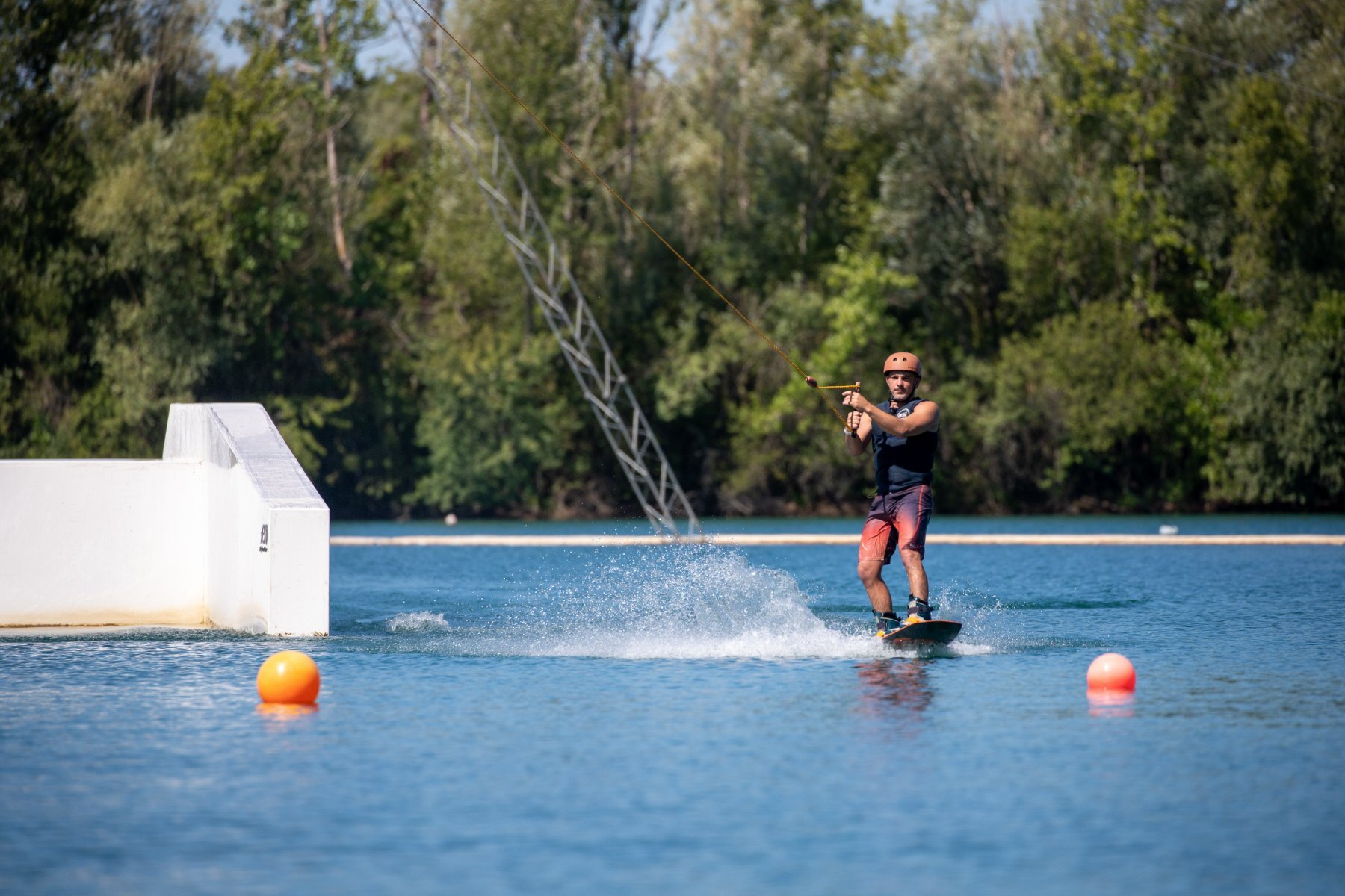 bouee tractee bordeaux ski nautique wakeboard lac baurech hebergement insolite gironde