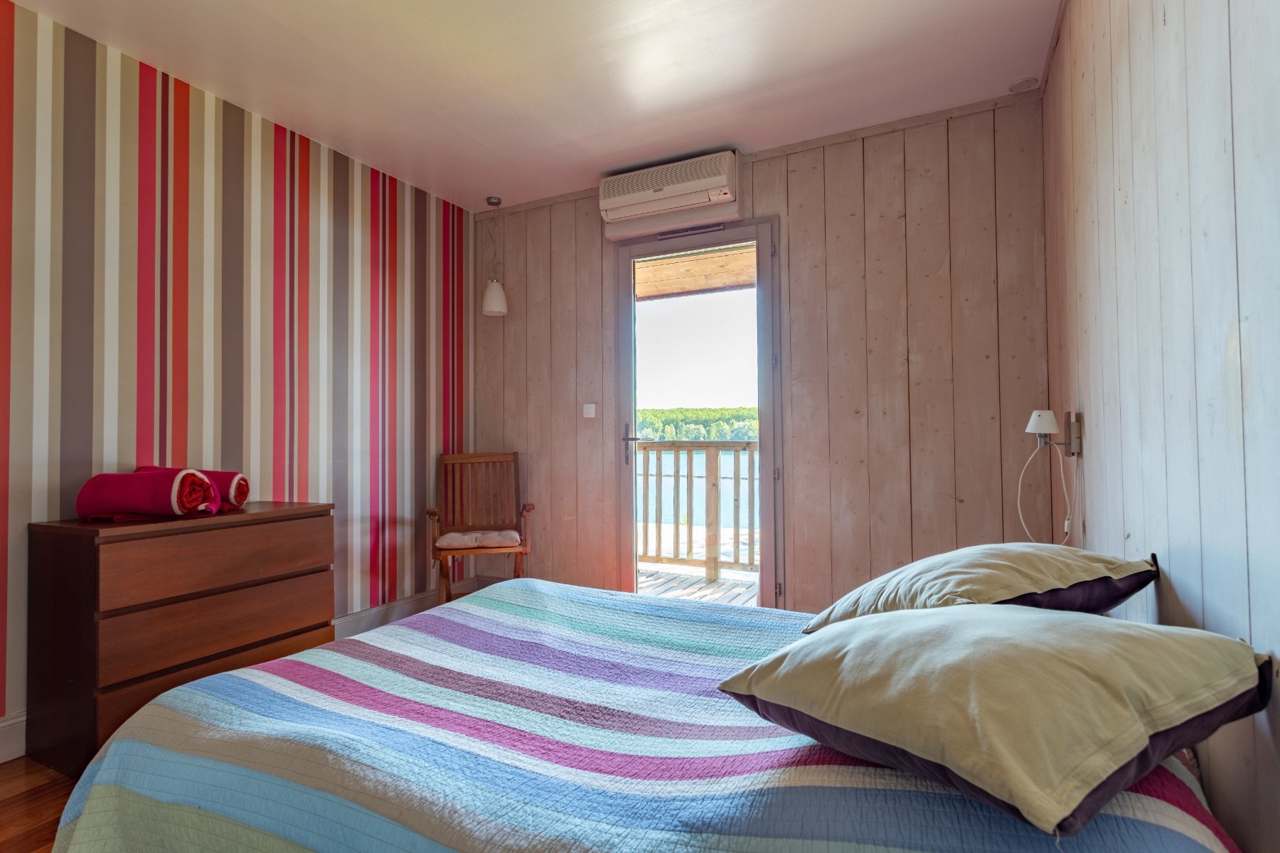 grande maison insolite gironde salon chambre hebergement insolite lac baurech